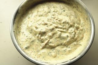 继续翻拌均匀，蛋糕糊就做好了。