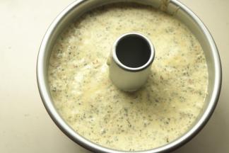 蛋糕糊放入7寸烟囱模具，两手端起模具，大拇指按住烟囱，轻震几下震出大气泡。