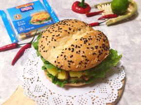 做了个热辣莎莎酱菠萝烤鸡汉堡～