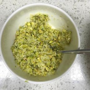 16g黄油隔水融化，取8g和开心果还有砂糖拌匀，剩下的8g留着备用