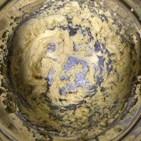 打发好的黄油蓬松，呈羽毛状