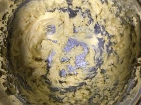 打发好的黄油蓬松，呈羽毛状