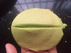 烤好的蛋糕，在正面划算一刀，但是勿切断。