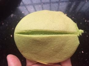 烤好的蛋糕，在正面划算一刀，但是勿切断。