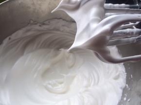 蛋白霜硬性发泡的状态，打蛋器提起，蛋白霜形成小尖沟即可。