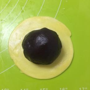 取30g红豆沙滚圆包入