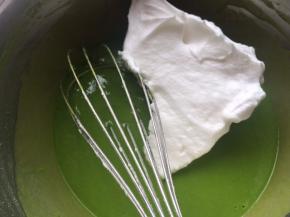 再把打好的蛋白霜取三分之一放入菠菜面糊中用切拌手法混合均匀。