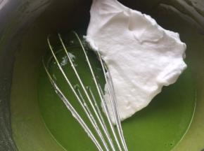 再把打好的蛋白霜取三分之一放入菠菜面糊中用切拌手法混合均匀。