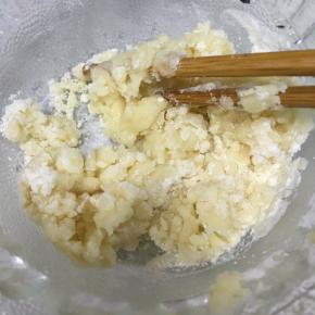 油酥材料混合，用筷子搅拌成絮状，然后用手轻揉成团即可