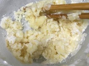 油酥材料混合，用筷子搅拌成絮状，然后用手轻揉成团即可
