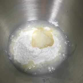 水油皮材料倒入厨师机面桶内，开启低速搅拌之后，调到2档，开始和面