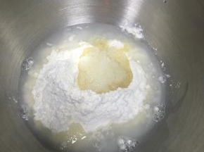 水油皮材料倒入厨师机面桶内，开启低速搅拌之后，调到2档，开始和面