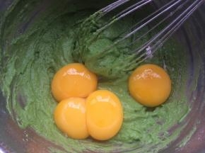 蛋白与蛋黄分开，再把蛋黄加入轻轻搅拌混合均匀。