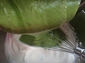 再把面糊倒入剩余的蛋白霜中，用切拌的手法或上下搅拌的手法混合均匀。