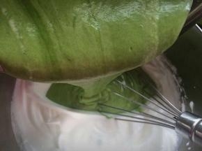 再把面糊倒入剩余的蛋白霜中，用切拌的手法或上下搅拌的手法混合均匀。