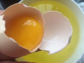 提前准备好所有原材料，先把虎皮用到蛋黄取出放入打蛋盆中。
很多人会问，剩下的那么多蛋白怎么办好浪费，其实一点都不浪费哦！可以做蛋白糖、马卡龙、天使蛋糕、帕芙洛娃蛋糕等。