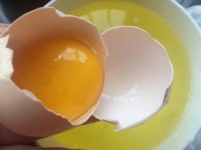 提前准备好所有原材料，先把虎皮用到蛋黄取出放入打蛋盆中。
很多人会问，剩下的那么多蛋白怎么办好浪费，其实一点都不浪费哦！可以做蛋白糖、马卡龙、天使蛋糕、帕芙洛娃蛋糕等。