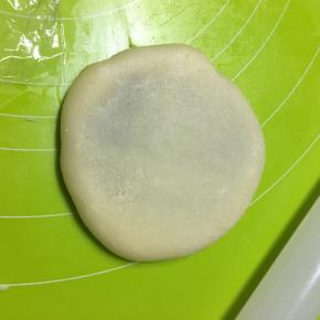 从后收口，翻面压扁