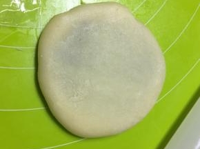 从后收口，翻面压扁