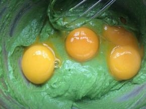 再加入蛋黄轻轻搅拌混合均匀。