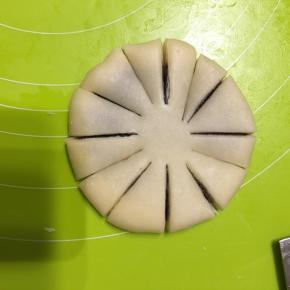 先分割为4粉，然后每四份之间再分割为3份，总的12份