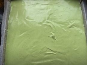 烤盘提前放入一张大小适合的油纸，把混合好的面糊倒入烤盘中用刮刀抹平。