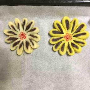 放入铺有油纸的烤盘，用印张沾一点食用红色色素，烤箱预热180度，热风循环火，烤25分钟，即可