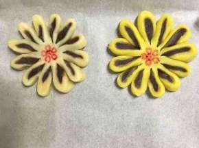 放入铺有油纸的烤盘，用印张沾一点食用红色色素，烤箱预热180度，热风循环火，烤25分钟，即可