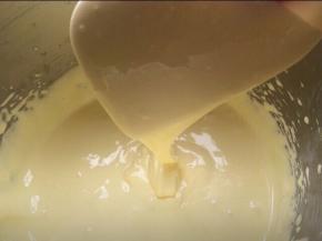 然后把搅打好虎皮糊用软刮刀挂起会慢慢滴落不断，才是完美的虎皮糊。