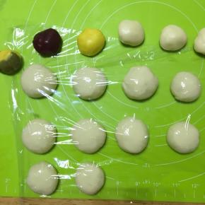 水油皮和油酥分别分为小面团（一个水油皮25g左右，一个油酥20g左右）