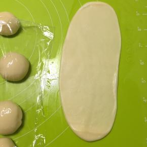 然后平整面朝上，擀成牛舌状