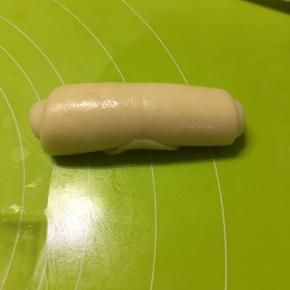 从一头轻轻卷起，尽量卷紧一点，盖上保鲜膜松弛15分钟