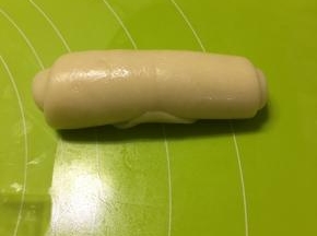 从一头轻轻卷起，尽量卷紧一点，盖上保鲜膜松弛15分钟