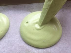 开盘放入一张油纸，把装了面糊的裱花袋剪一个中指大小的孔，把面糊挤入烤盘中，尽量挤均匀，大小一致。