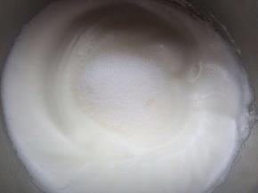 蛋白细腻无任何鱼眼泡，但是还很软，大概5分左右，再加入第三次细砂糖打发至湿性发泡。