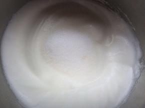 蛋白细腻无任何鱼眼泡，但是还很软，大概5分左右，再加入第三次细砂糖打发至湿性发泡。