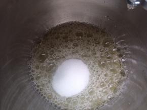 柠檬汁挤入蛋白中，细砂糖分三次加入蛋白中，蛋白用电动打蛋器打一下有大鱼眼泡状，加入第一次细砂糖打发。