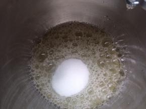 柠檬汁挤入蛋白中，细砂糖分三次加入蛋白中，蛋白用电动打蛋器打一下有大鱼眼泡状，加入第一次细砂糖打发。