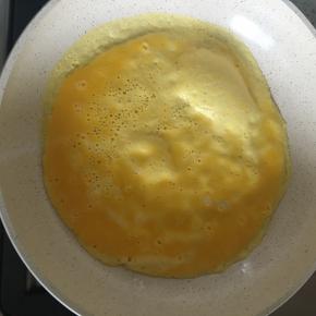 先煎蛋皮，蛋黄中加入一点点清水，搅匀，锅内抹一点油，下蛋黄液小火煎成蛋皮