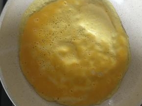 先煎蛋皮，蛋黄中加入一点点清水，搅匀，锅内抹一点油，下蛋黄液小火煎成蛋皮