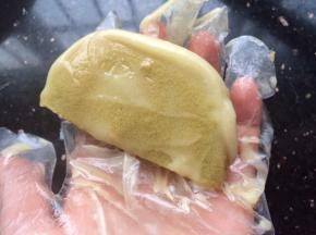 然后夹上沙拉酱，两面也抹上沙拉酱，沾上肉松即可。