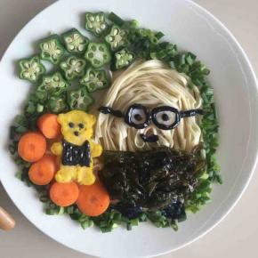 加了竹炭粉的沙拉酱裱出小熊的脸和衣服，周围围上一圈小葱