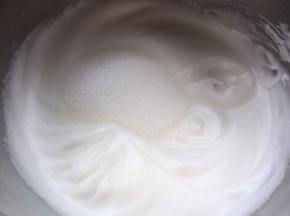 蛋白细腻无任何鱼眼泡，但是还很软，大概5分左右，再加入第三次细砂糖打发至硬性发泡。