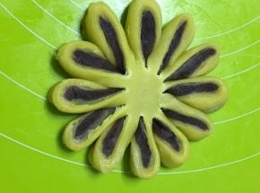 每一份都顺着一个方向，把豆沙馅露出来朝上