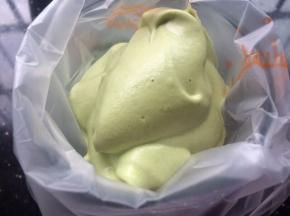 拿一个裱花袋，拿一个高一点杯口大一些的杯子，把裱花袋放入杯子中，口撑开倒入面糊，一次不用倒太满。