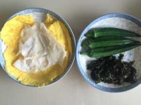 蛋清同样也煎成蛋白皮，烧一锅热水，水开后滴一点油，一点盐，加入秋葵汆水变翠绿捞起来，紫菜也煮开，捞起沥干水