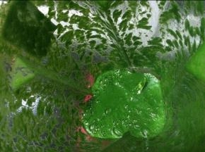 煮好的菠菜放入料理机中，加入50克水搅打成菠菜泥。