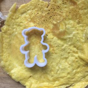 用小熊模具压蛋黄皮