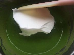 再把打好的蛋白霜取三分之一放入菠菜面糊中用切拌手法混合均匀。