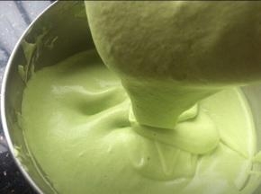 最后混合好的面糊状态，用软刮刀挂起面糊滴落不断。